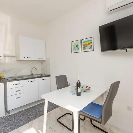 And On The Apartamento