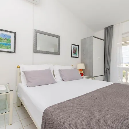 And On The Apartamento